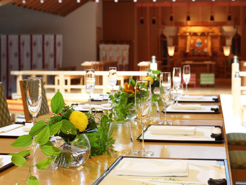 個室「慶雲」正面に総檜造りの神殿が眺めるロケーションです