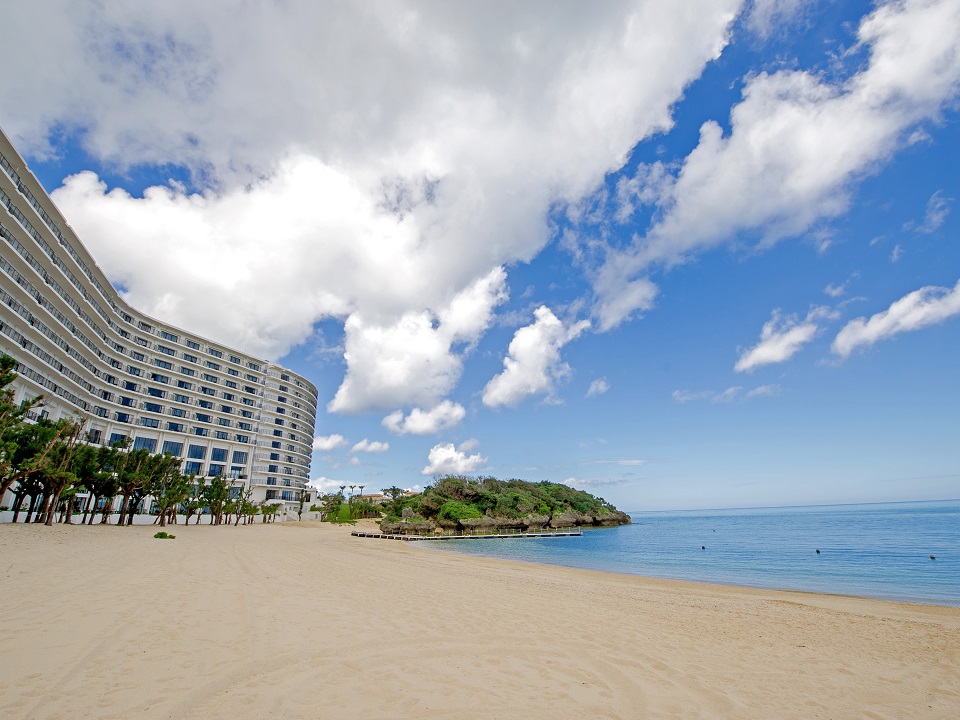 白い砂浜、オーシャンブルーの青い海が魅力のタイガービーチ