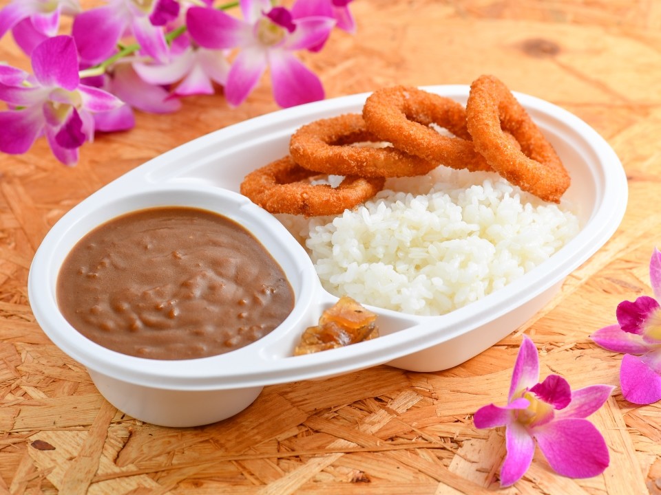 牛筋カレーライスとフライドオニオン(イメージ)