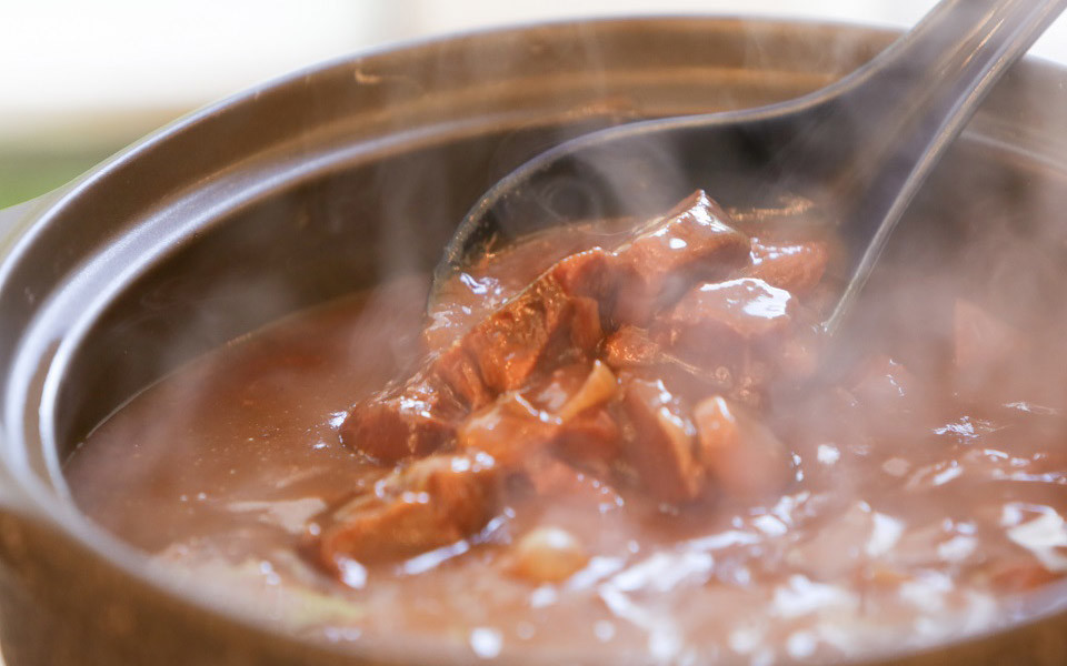 仙台市内に牛タンカレーは数多くありますが、牛タンだけでなく牛肉もしっかり煮込んだ、大人気のホテル特製
