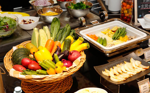 ベジタブルコーナー：地元野菜を豊富に取りそろえた温野菜が人気。各種ディップもつけて召し上がれ！