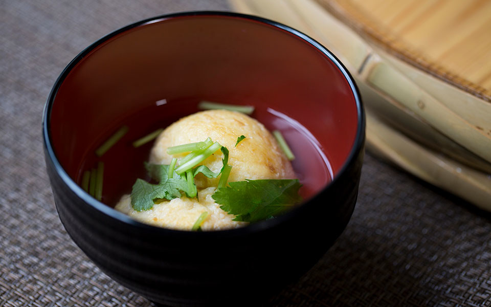 明石焼き（卵をたっぷり使ってふわとろに焼いた生地を、出汁に浸して食べる郷土料理）