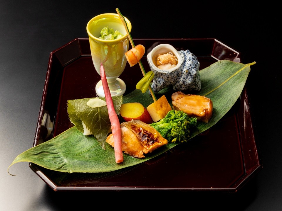 公式 4月ランチ会席 東山会席 華やかな八寸などを愉しむ全8品 8 000円 6 500円 ホテルモントレ京都 烏丸駅近くのホテル 京都府京都市