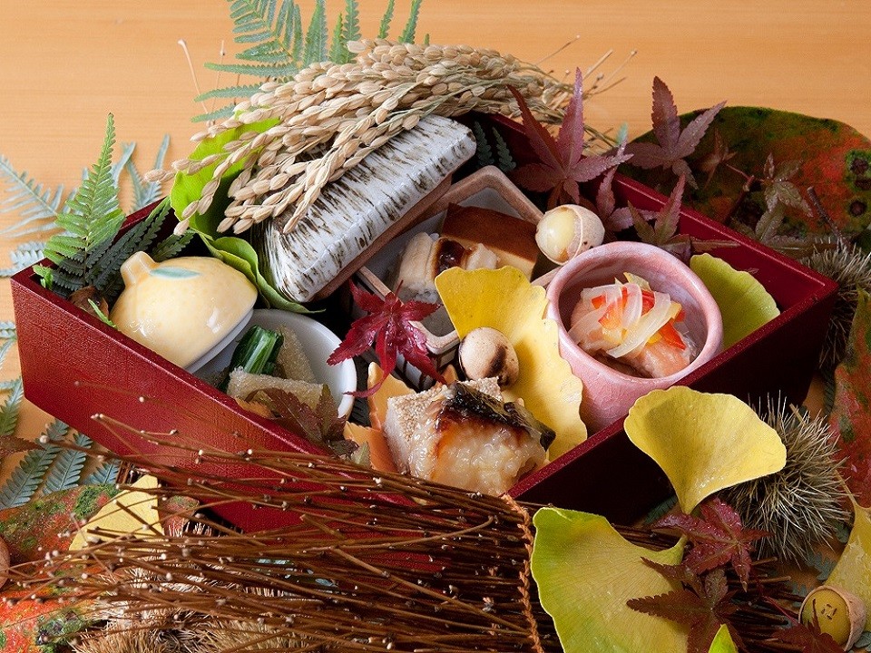 公式 11月ランチ会席 東山会席 華やかな八寸などを愉しむ全8品 8 000円 6 500円 ホテルモントレ京都 烏丸駅近くのホテル 京都府京都市