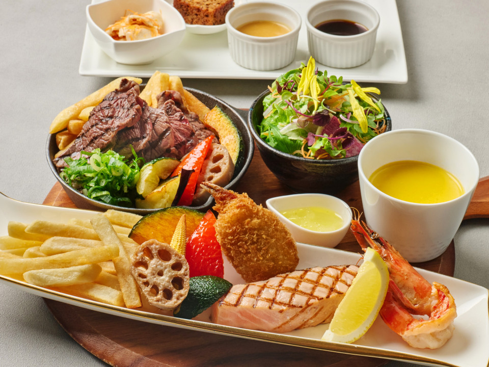 国産牛もも肉グリル・シーフードプレートランチ