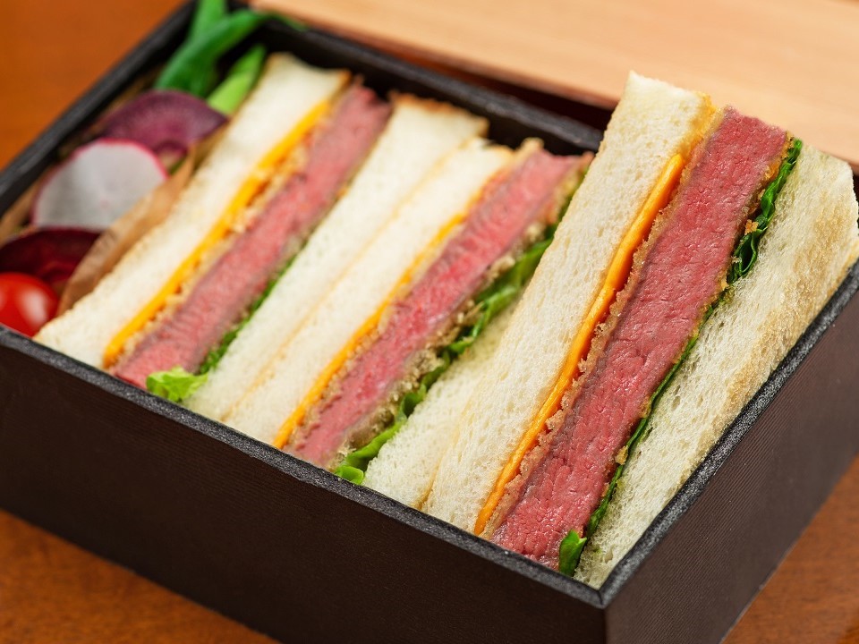 公式 テイクアウト フレンチの匠が仕上げる 道産牛フィレ150ｇのカツサンドとグリーンサラダ ホテルモントレ札幌 札幌駅近くのホテル 北海道札幌市