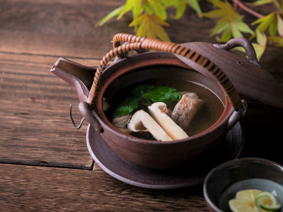 松茸　土瓶蒸し　斜め蓋開け